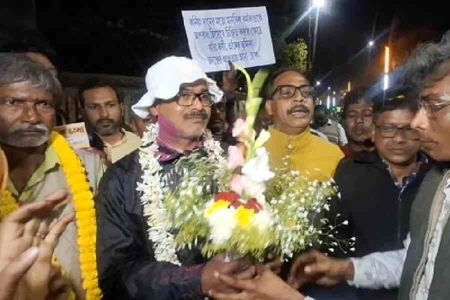 Amir Chand Sekh being felicitated after his release from the Krishnanagar jail on Thursday evening. Picture by Pranab Debnath