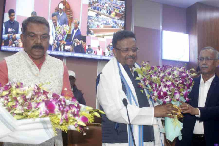Firhad Hakim (centre) being welcomed by Siliguri mayor Gautam Deb (right) and deputy mayor Ranjan Sarkar at the newly constructed platinum jubilee building of the Siliguri Municipal Corporation on Thursday. Picture by Passang Yolmo