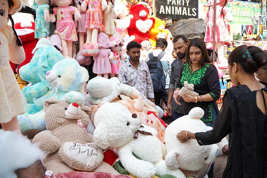 Inside New Market, lovers gathered to buy teddy bears of all sizes — from palm-sized plush toys to giant ones as tall as a person. Heart-shaped cushions and gift boxes added to the festive mood