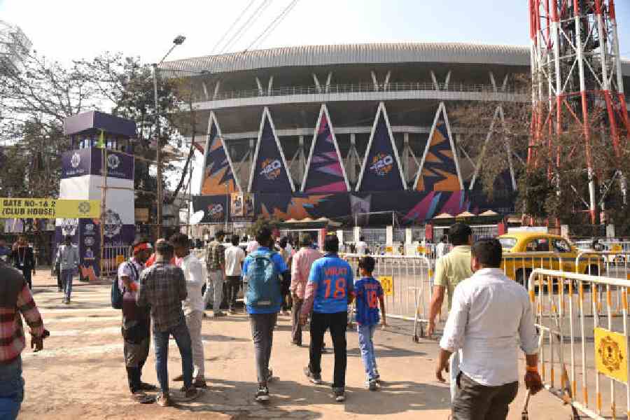 Fans outside Eden Gardens on Saturday. Pictures by Bishwarup Dutta