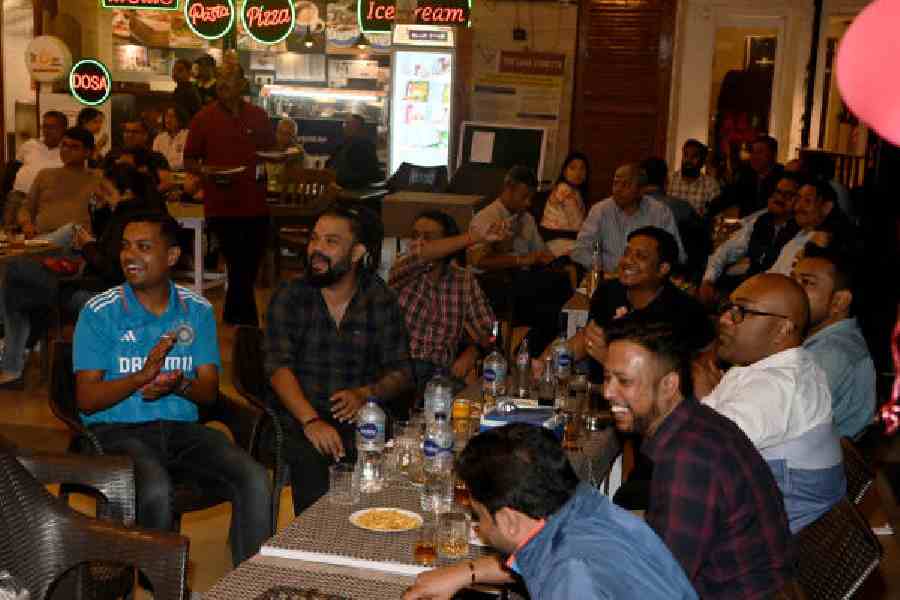 Fans watch the India-Pakistan match at The Lake Club on Sunday. Picture by Sanat Kr Sinha