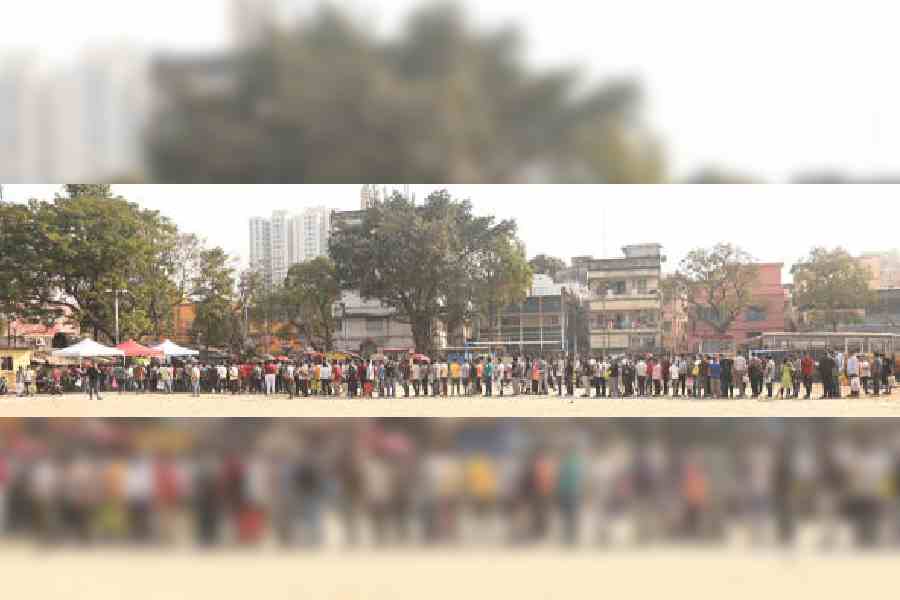 A queue to collect Yuva Sathi forms at a camp on Atal Sur Road in Tangra on Sunday afternoon. Picture by Bishwarup Dutta