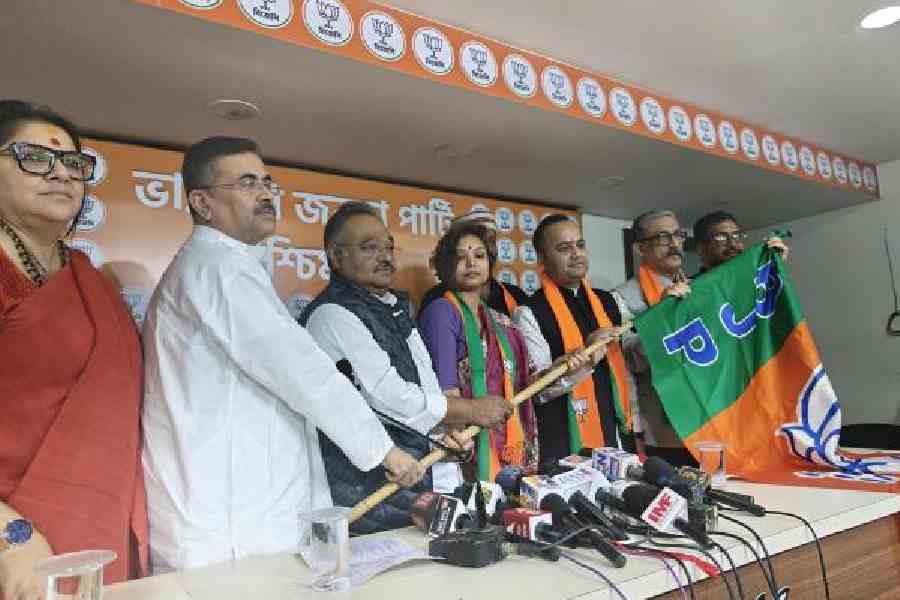 Suvendu Adhikari and Samik Bhattacharya at a BJP event in Salt Lake where four persons, including Kasturi Goswami (beside Bhattacharya), daughter of former minister in Left Front government Kshiti Goswami, joined the BJP.  Picture by Snehamoy Chakraborty