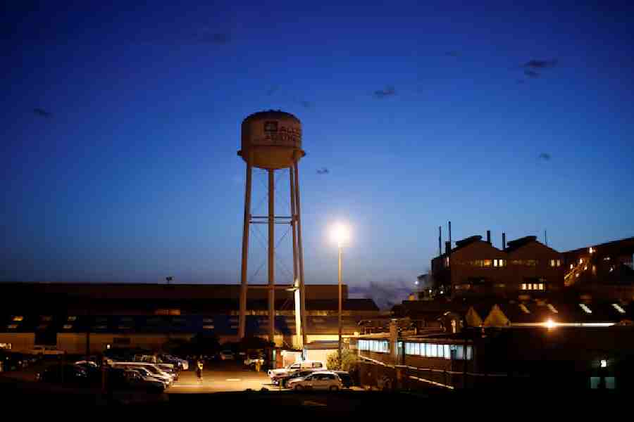 A shift worker at the Alcoa aluminium smelter leaves the plant during a shift change before sunrise at Point Henry in Geelong February 25, 2014.