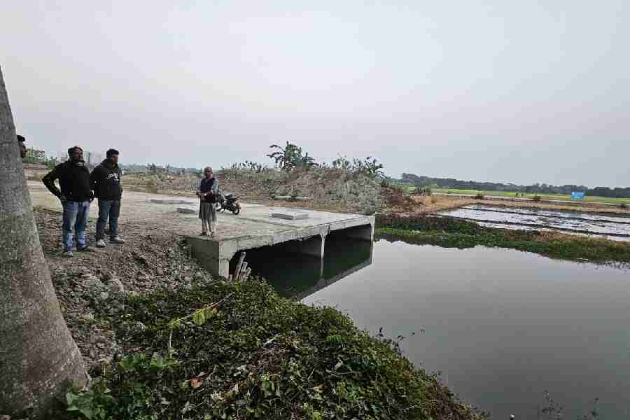 Residents point to the unfinished end of the box culvert placed on the periphery canal. To the right is Metro Railway land