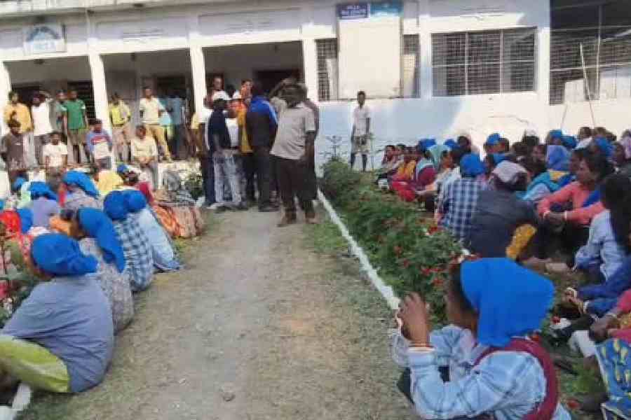 Workers of the Hilla tea estate demonstrate in front of the management office in Nagrakata, Jalpaiguri, on Friday. Picture by Biplab Basak