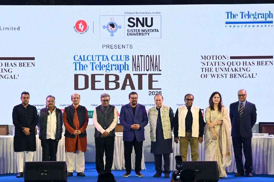 (From left) Sambit Patra, Samik Bhattacharya, Jisnu Basu, Swapan Dasgupta, moderator Vir Sanghvi, Sugata Bose, Abhirup Sarkar, Saira Shah Halim and Jaideep Gupta at the Sister Nivedita University presents Calcutta Club The Telegraph National Debate 2026 on Saturday.