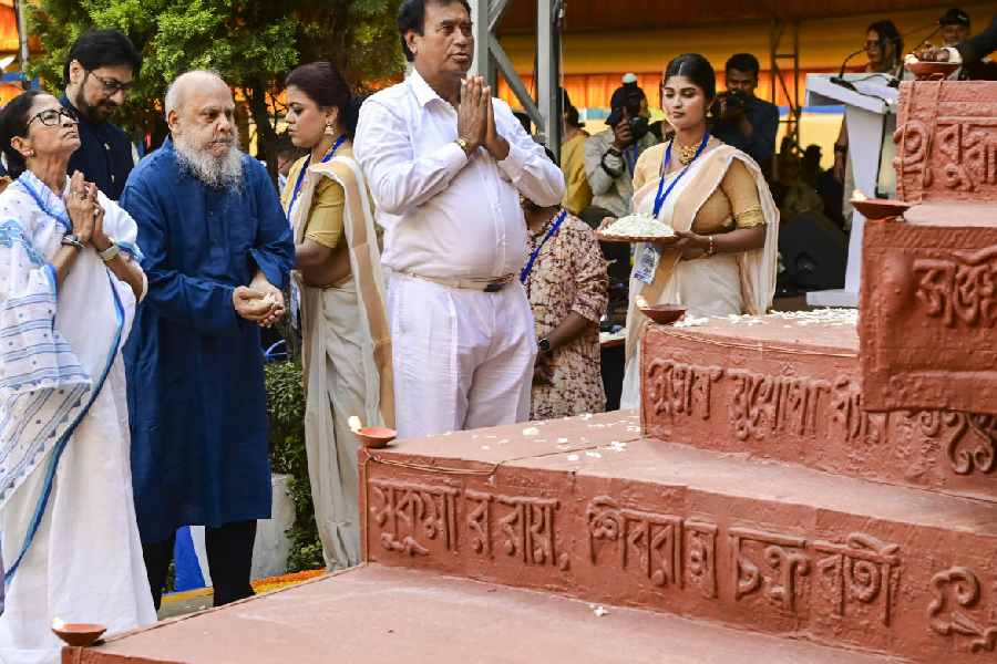 Mamata Banerjee, painter Shuvaprasanna and MP Anant Maharaj pay tribute at the Shahid Bedi (Martyrs’ Memorial) on Saturday, the International Mother Language Day, in Calcutta.