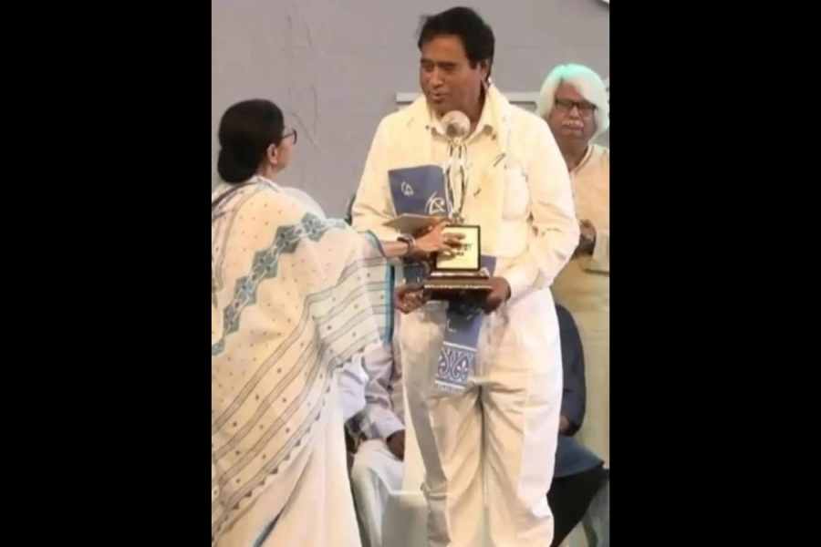Mamata Banerjee confers the Bangabibhushan on Nagendra Roy, popularly known as Ananta Maharaj, on Saturday at an event in Calcutta to mark the International Mother Language Day