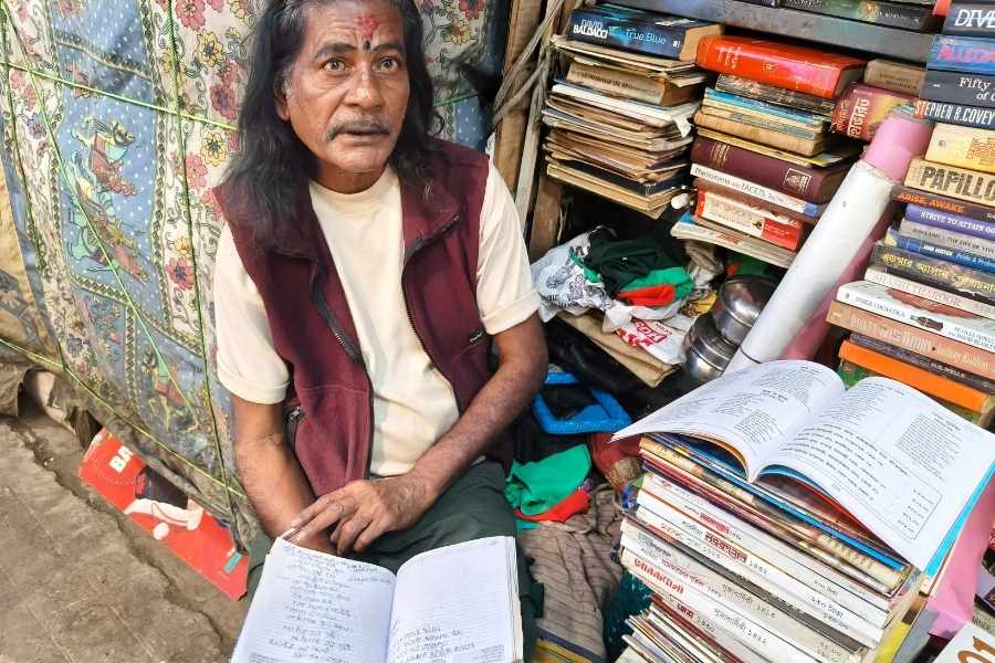 Mohan Das at his pavement stall