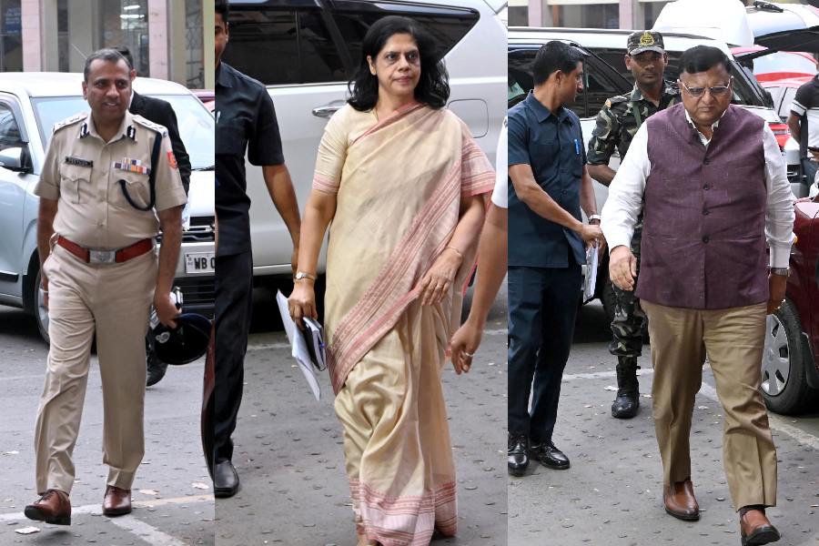 Bengal CEO Manoj Agarwal, chief secretary Nandini Chakravorty and DGP Peeyush Pandey reach Calcutta High Court to attend a meeting with Chief Justice Sujoy Paul on the special intensive revision of the electoral rolls on Monday evening.