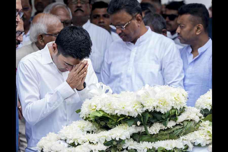 TMC MP Abhishek Banerjee pays homage to the mortal remains of BJP leader Mukul Roy, in Kolkata, Monday, Feb. 23, 2026