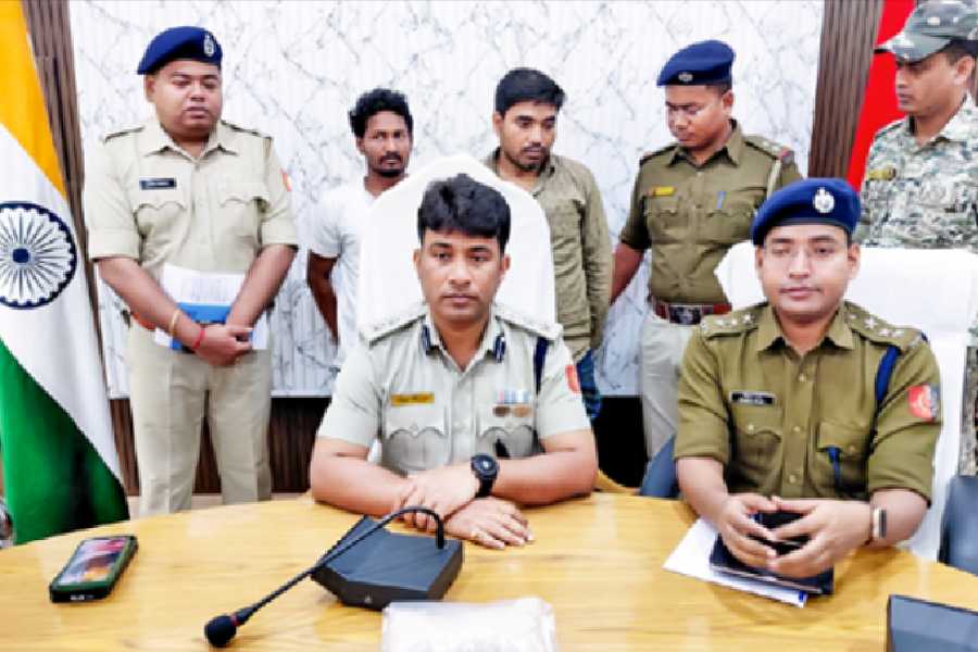 SP Avijit Banerjee (seated, left), with the seized drugs and the arrested duo (standing) at the district police office in Malda on Monday. 