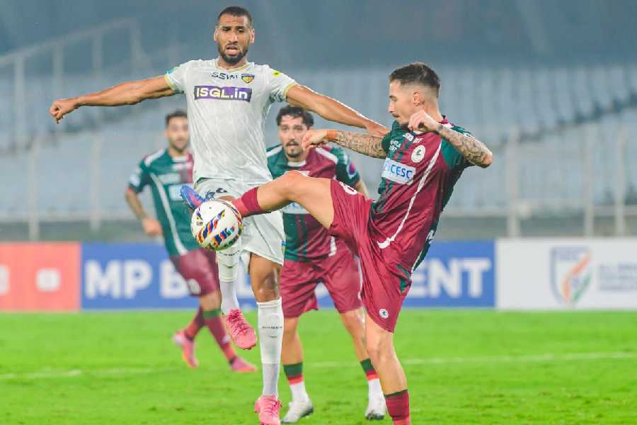 Jamie Maclaren (right) of Mohun Bagan Super Giant battles for possession with Mohammed Ali Bemammer of Chennaiyin FC during Monday’s ISL-12 match at the Salt Lake Stadium