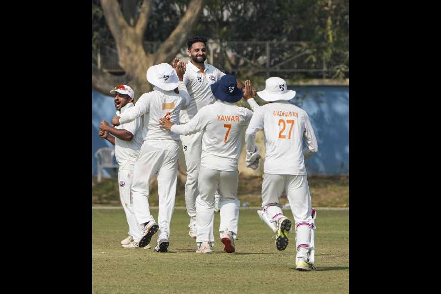 Pacer Auqib Nabi (centre) during Jammu and Kashmir’s Ranji semi-final win over Bengal last week.