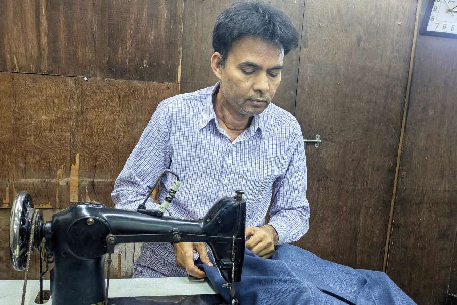 A karigar at Barkat Ali & Brothers in Chowringhee 