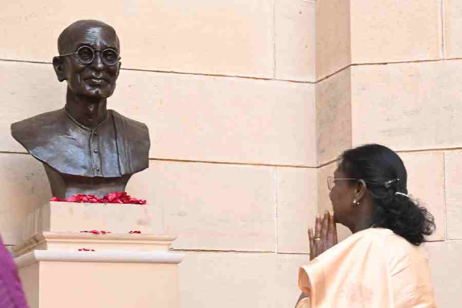 President Droupadi Murmu unveiled Rajagopalachari bust at the Rashtrapati Bhavan Cultural Centre during the Rajaji Utsav on 23.02.2026