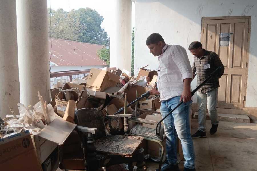 Bomb squad personnel at the Hooghly district court in Chinsurah on Tuesday.