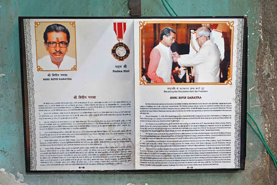 Ganatra receiving his Padma Shri medal from former president Pranab Mukherjee