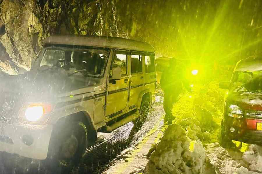 Tourist vehicles stranded amid snowfall in east Sikkim on Tuesday. Picture courtesy: Sikkim tourism and civil aviation department