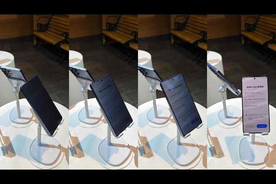 By controlling how pixels disperse light, Privacy Display on Samsung Galaxy S26 Ultra keeps content clear, bright and comfortable for the user in everyday use, while limiting what others can see.