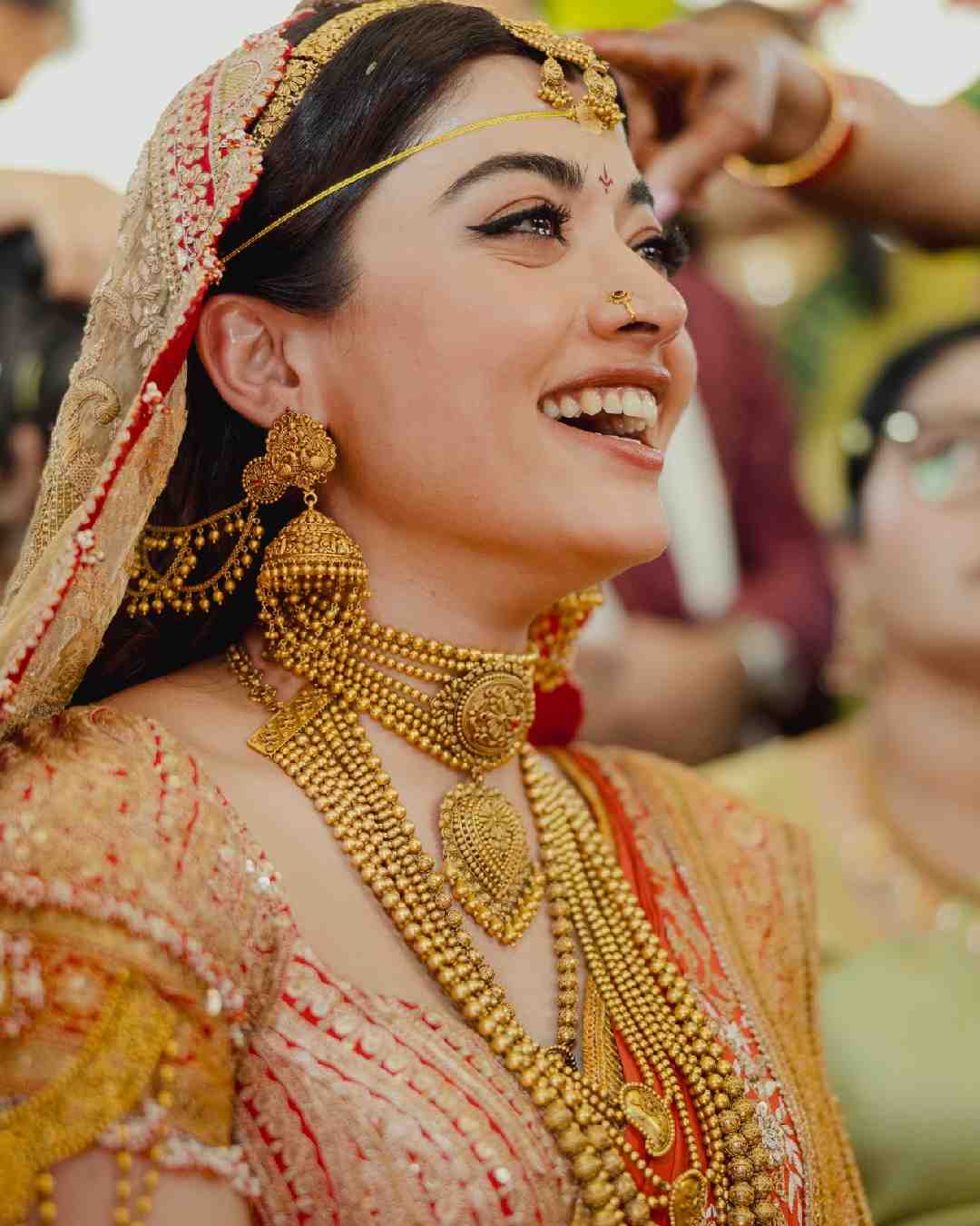 Traditional gold jewellery and soft makeup completed Rashmika’s bridal look.