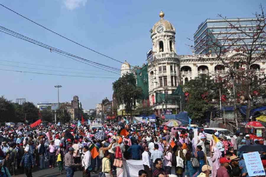 Protesters at the Dorina crossing; (right) vehicles caught in a snarl on CR Avenue on Thursday afternoon.            Pictures by Sanat Kr Sinha 