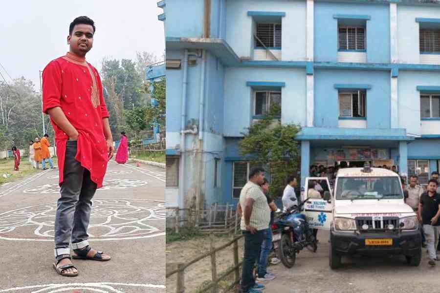 Pulok Halder. Police and students in front of the College of Medicine & J.N.M. Hospital in Kalyani on Thursday afternoon