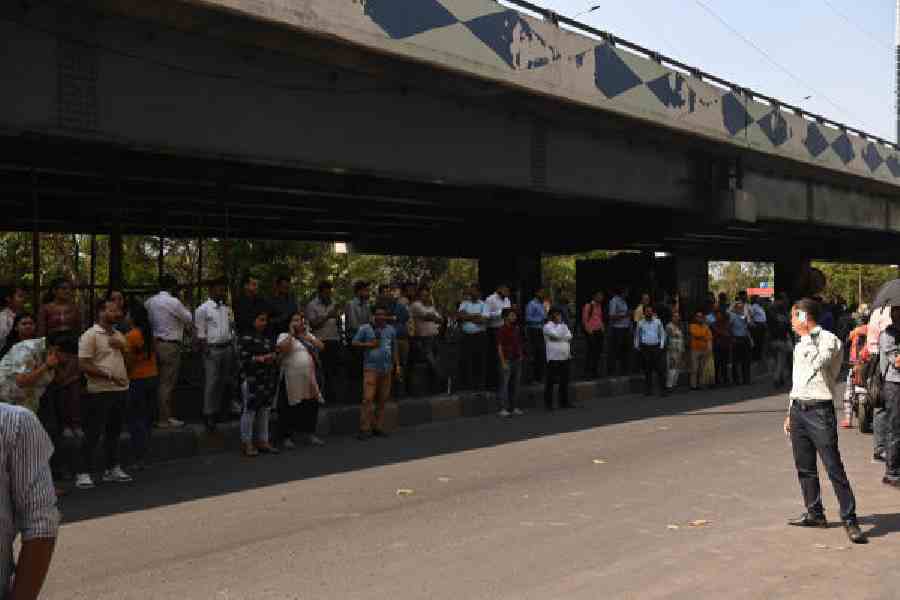 Office-goers from Chowringhee buildings gather under the Park Street flyover after the tremors on Friday afternoon. Picture by Bishwarup Dutta