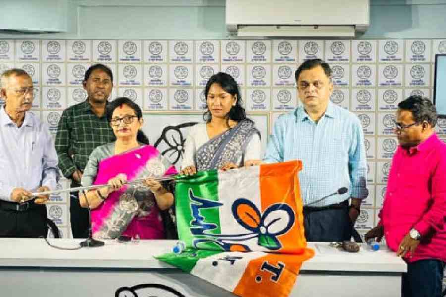 Swapna Barman with Siliguri mayor Gautam Deb (left), Chandrima Bhattacharya and Bratya Basu in Calcutta on Friday