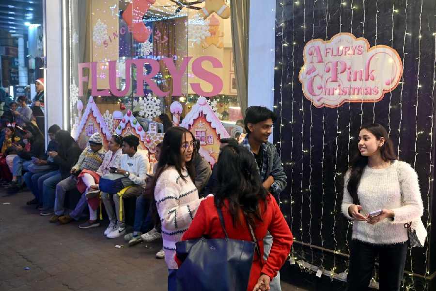 Pedestrians, vehicles and police officers on Park Street around 8pm on Wednesday.