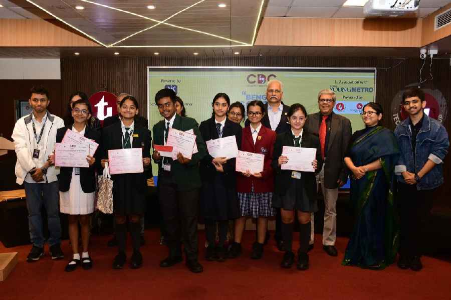 The finalists of the junior category show their certificates.