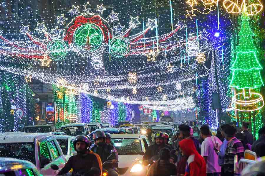 As Kolkatans bid goodbye to 2025, celebrations were seen across the city on New Year’s Eve. Park Street, usually packed by early evening, witnessed a slightly thinner crowd, standing out from the usual rush associated with the night