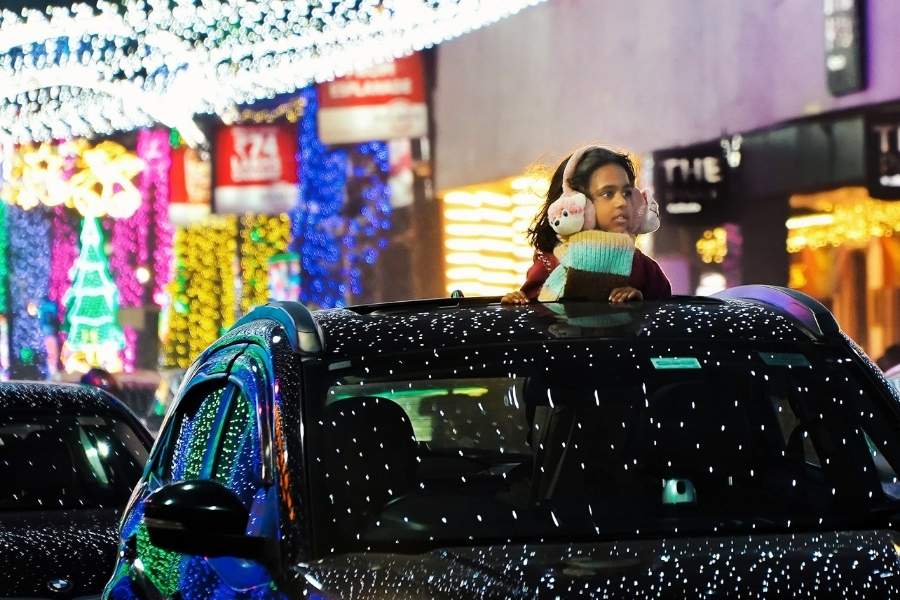 With the temperature hovering around 15 degrees Celsius, the winter chill appeared to have influenced plans for many revellers. Crowd aversion was also noticeable, as fewer people gathered along the stretch despite the festive atmosphere