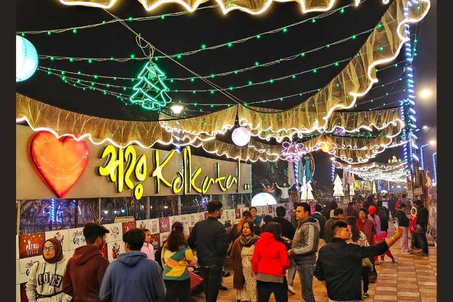 In south Kolkata, several residents stepped out to celebrate at the Patuli Foodpath. Families and groups of friends were seen spending the evening over food and conversations, adding to the local buzz