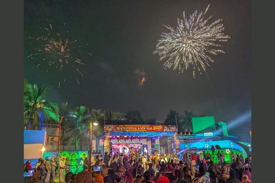 Away from Kolkata, Digha saw New Year celebrations light up the coastline as revellers welcomed 2026 with firecrackers and beachside gatherings. Tourists thronged the seafront late into the night, adding to the festive mood at the seaside town