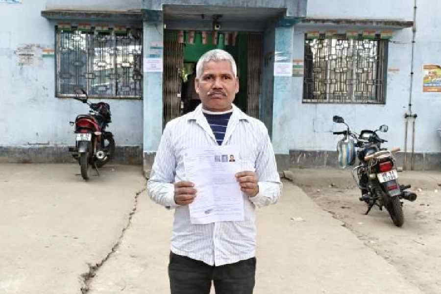 Samed Sheikh, who travelled all the way from Meerut in Uttar Pradesh to attend the SIR hearing, outside the BDO office in Samserganj on Wednesday. Pictures by Samim Aktar