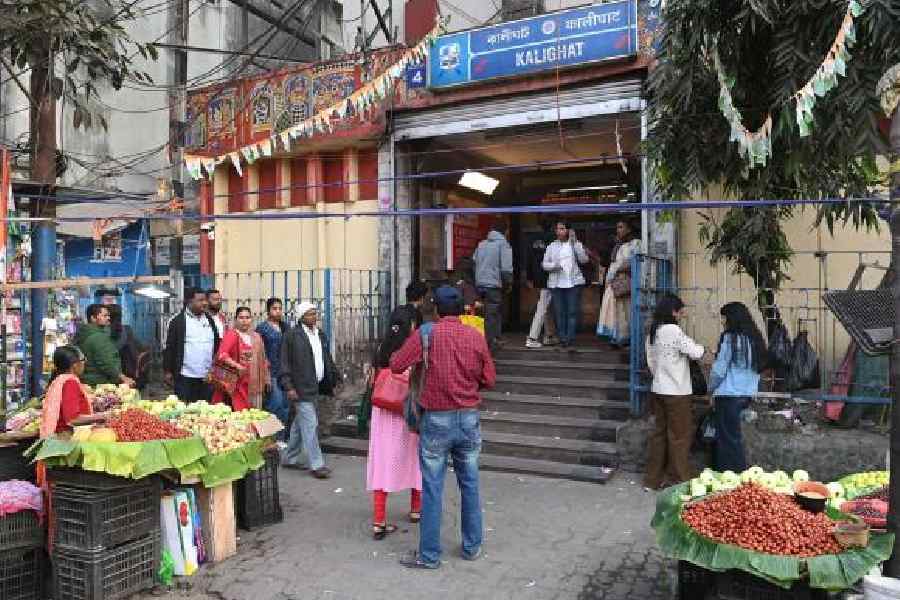Hawkers’ stalls in front of the Kalighat Metro Rail station on Rashbehari Avenue