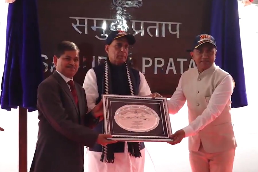 Rajnath Singh (centre)