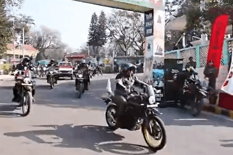 Lt Gen Pratik Sharma led a group of 20 Army Personnel & Citizens in the Dhruva Royal Enfield Motorcycle Rally dedicated to Veterans & Veer Naris.