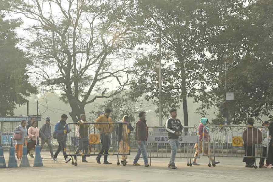 Pedestrians on a fog-covered Mayo Road around 2.30pm on Monday. Pictures by Bishwarup Dutta