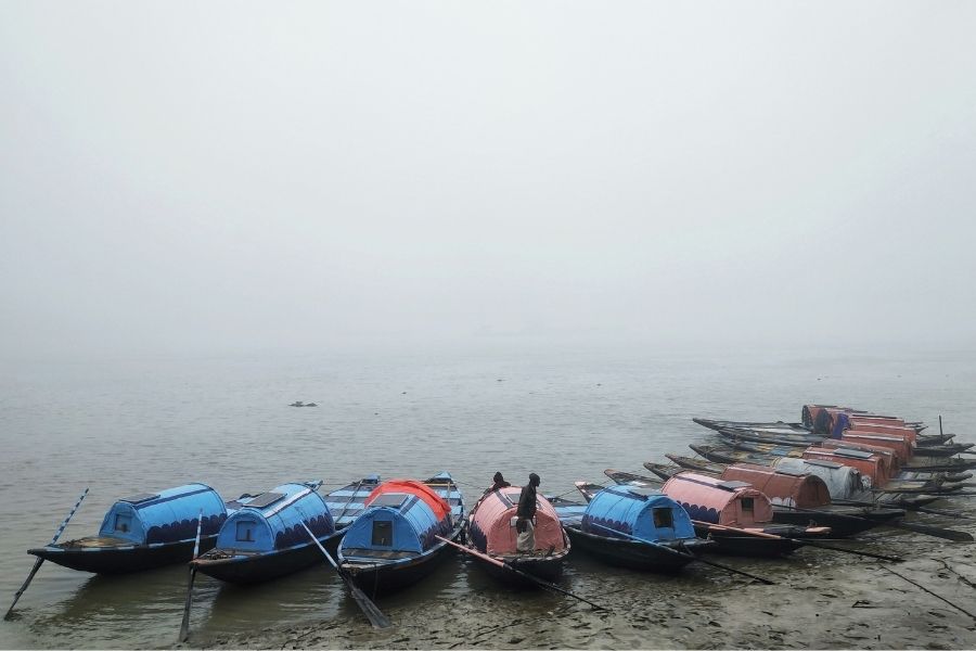 Dinghy rides, a popular winter activity in Kolkata's ghats, came to a halt as no one dared to go out on the river in the chill