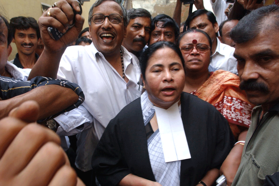 A photograph of Mamata Banerjee in a lawyer’s robes posted by Trinamool leader Kunal Ghosh on X.