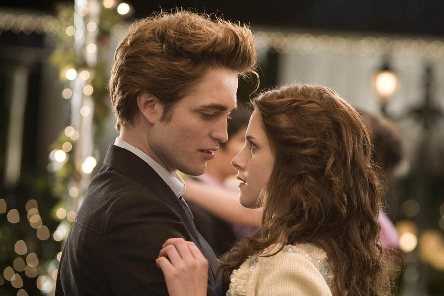 Kristen Stewart (right) and Robert Pattinson (left) in ‘Twilight’