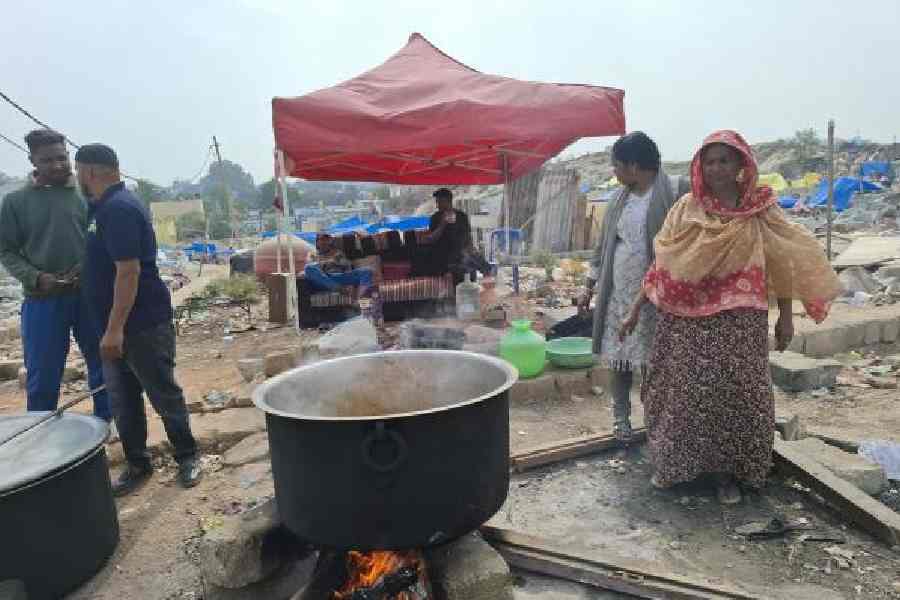 Mubeena (right) cooks at the Bengaluru demolition site
