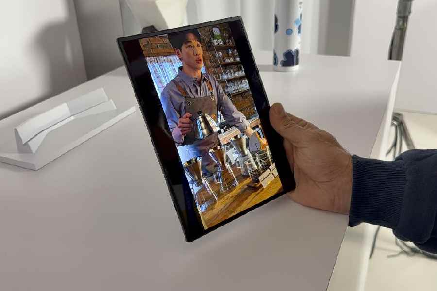 On the TriFold, DeX isn’t just a desktop environment; it’s a whole standalone mode with windowing to your heart’s content.