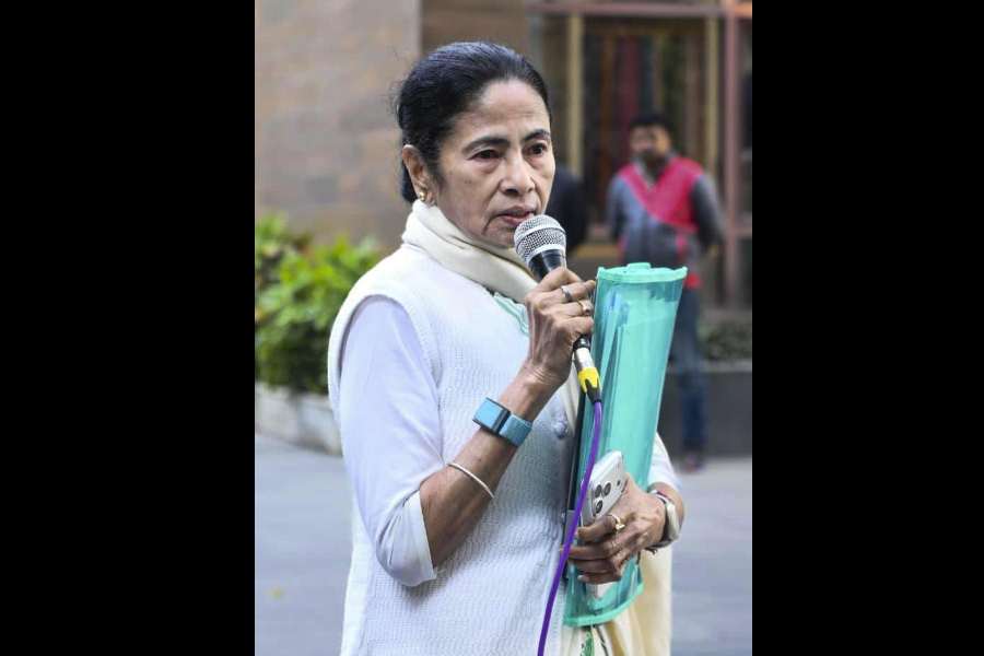 Mamata addresses the media, holding a green plastic folder that she took from I-PAC chief Pratik Jain’s Loudon Street home during the ED raid on Thursday.