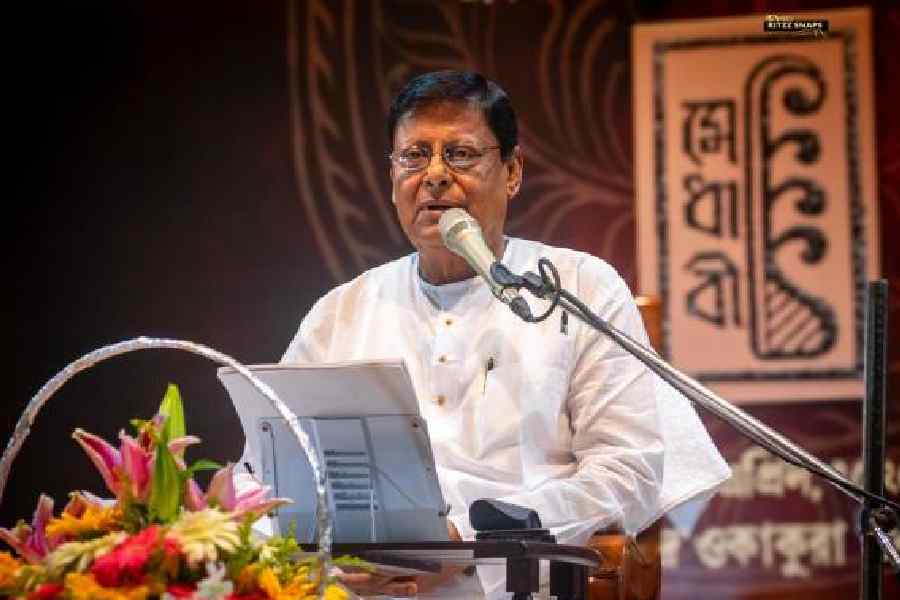 Singer Ashish Bhattacharya performs at Medhabi’s function