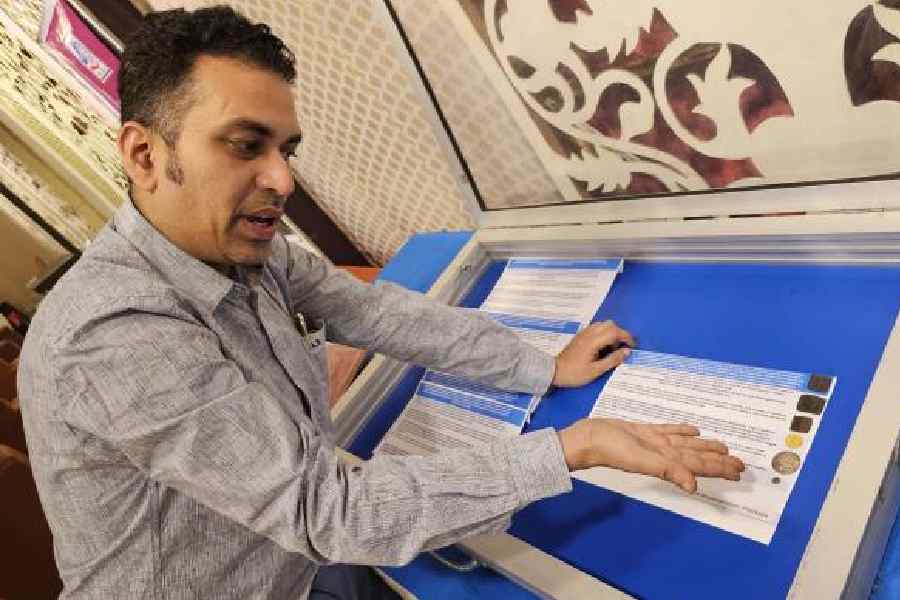 Biswaroop Ghosh speaks about his collection of ancient Indian coins at Mudra Utsav in Sreebhumi. Picture by Sudeshna Banerjee