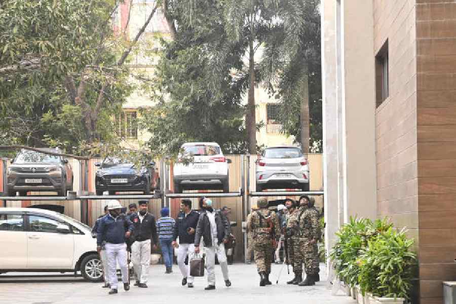 Police and CRPF personnel at the residence of I-PAC chief Pratik Jain onLoudon Street during the ED raid on Thursday. Picture by Bishwarup Dutta